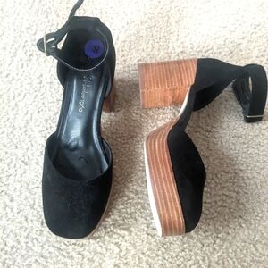 House of Harlow 1960  Platform Sandals